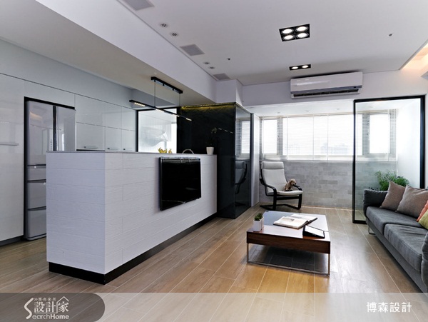 年輕的新婚夫妻,買下十餘年的中古屋,希望重新改造為